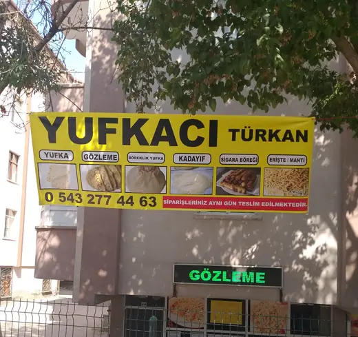 Yufkacı Türkan afişi ve dükkânın dış cephesi