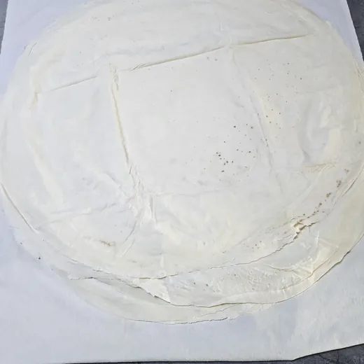 Katlanmış ince böreklik yufka destesi
