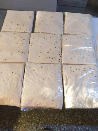 Sulanıp katlanarak paketlenmiş köy yufkası