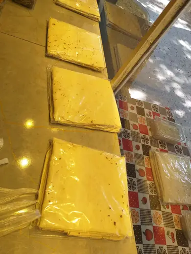 Tezgâhta paketlenmiş köy yufkaları