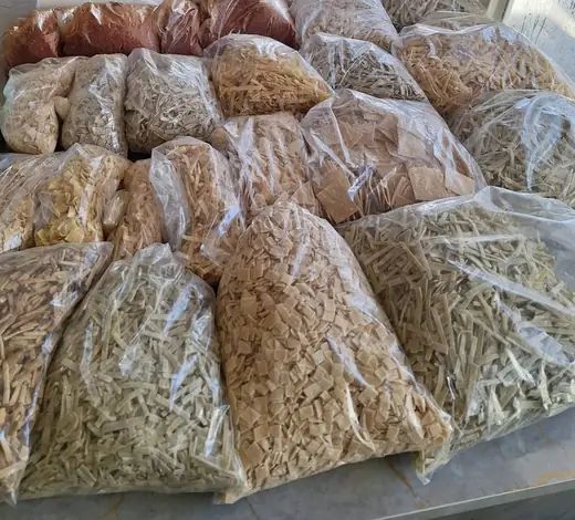 Çeşit çeşit el kesimi erişte ve pul biber poşetleri