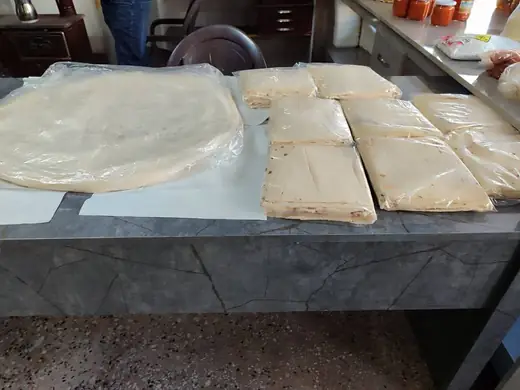 Yeni açılmış yufka ve paketlenmiş gözlemeler