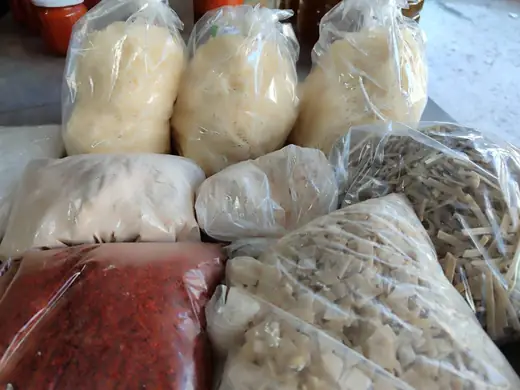 Erişte, mantılık kesme ve pul biber yakın çekim