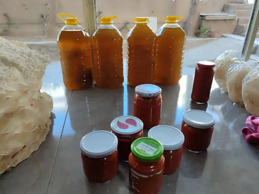 Kavanozda ev salçası ve bidonlarda zeytinyağı