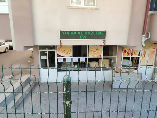 Türkan Gözleme ve Yufka Evi'nin Aksaray'daki dış cephesi ve tabelası