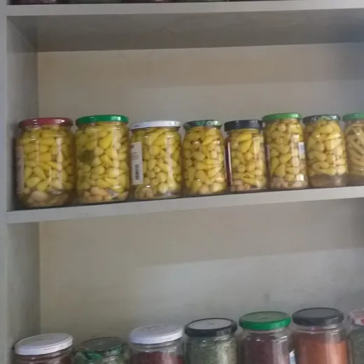 Rafta ev turşusu kavanozları ve baharatlar