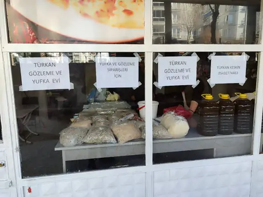 Vitrindeki sipariş bilgileri ve tezgâhtaki ürünler